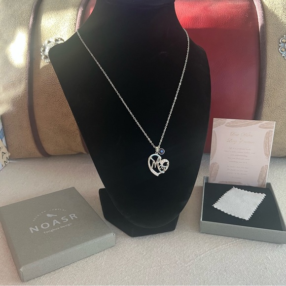 Silver Heart 'Mom' Pendant Necklace - NWOT - Picture 3 of 13